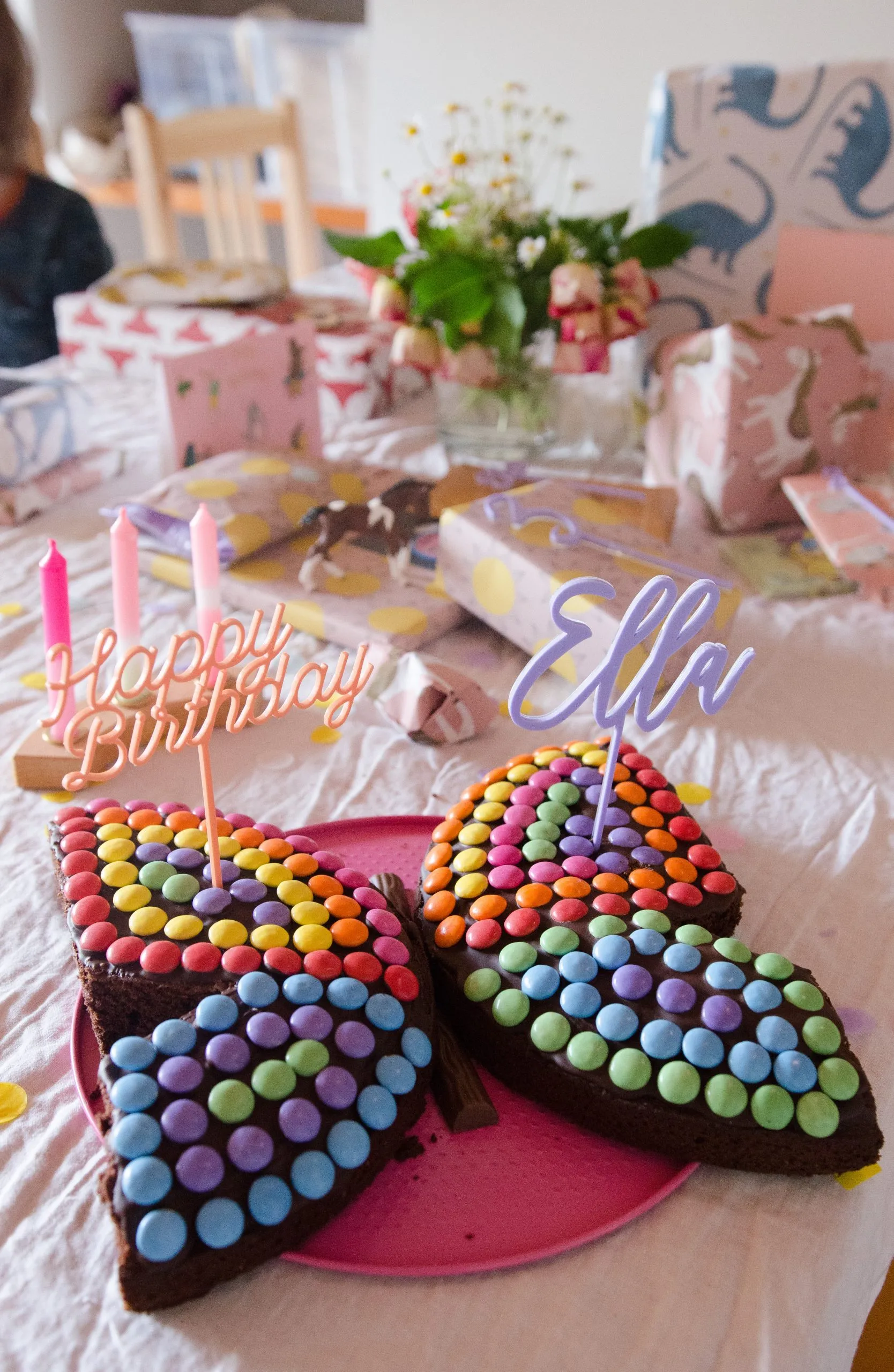 Geburtstagstisch mit dem farbenfrohen Schmetterlingskuchen