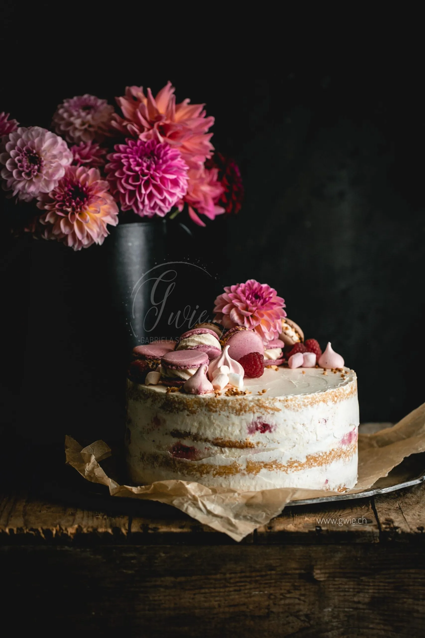Geburtstagstorte im dunklen Fotografie-Setting, kontrastreich beleuchtet