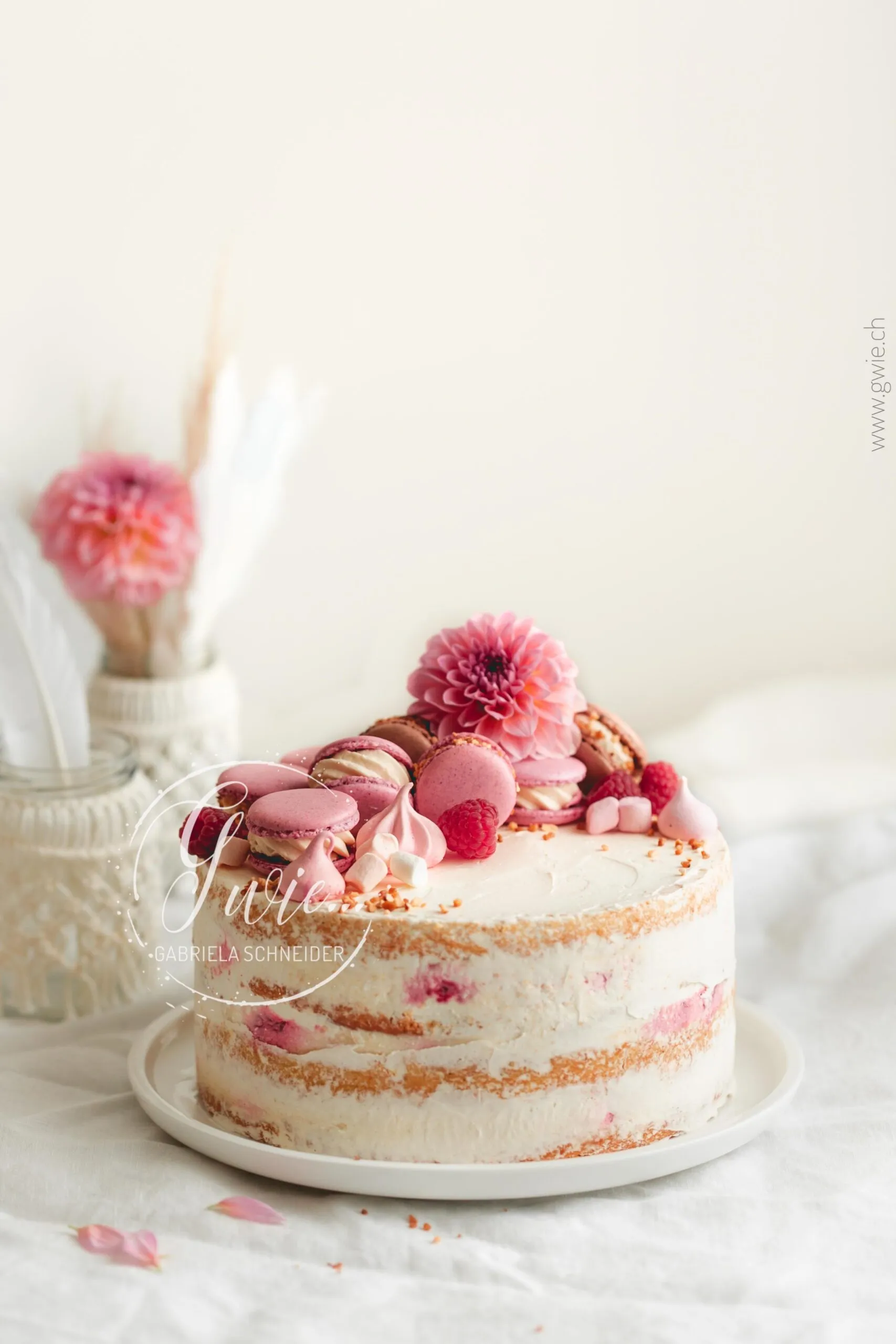Geburtstagstorte im hellen Fotografie-Setting