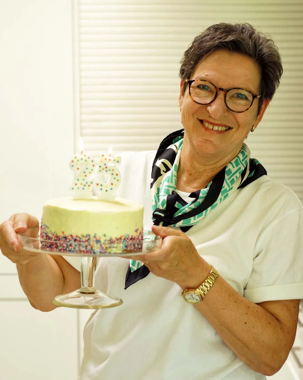 Geburtstagstorte mit bunten Streuseln zum Blog-Jubiläum