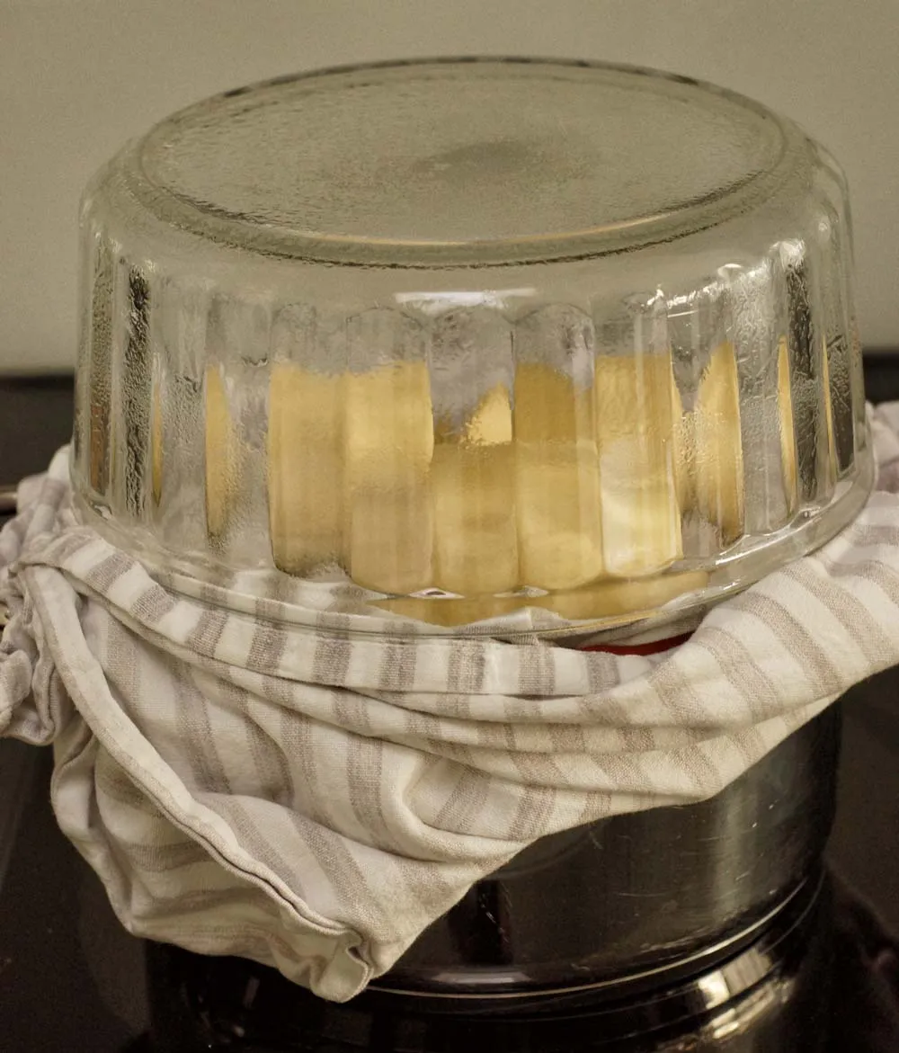 Gedämpfte Hefeklöße auf einem Geschirrtuch über dem Kochtopf