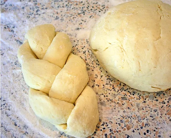 Geformte Laugenbrötchen, Stangen und Zöpfe