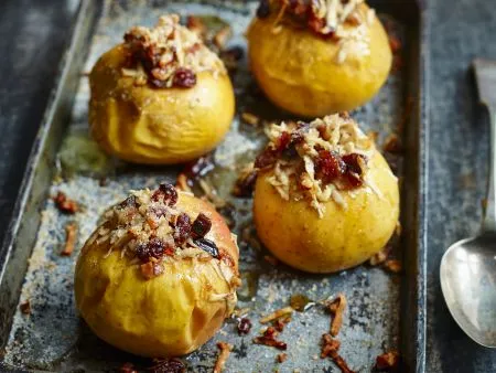 Gefüllte Bratäpfel mit Joghurtsauce als gesundes Dessert