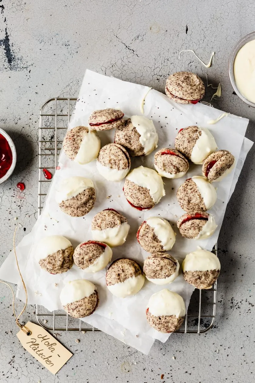 Gefüllte Mohnplätzchen mit Johannisbeergelee und weißer Schokolade