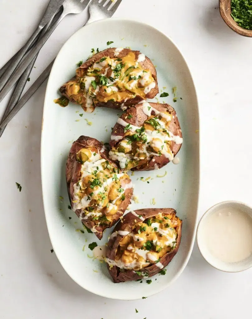 Gefüllte Ofen-Süßkartoffel mit Kichererbsen und Spinat