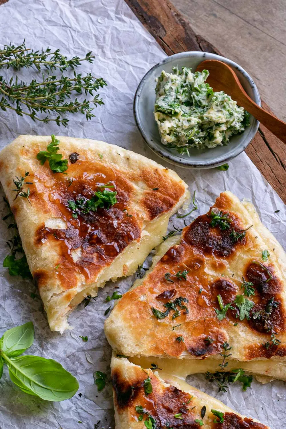 Gefülltes Käse-Naan-Brot mit Spinat