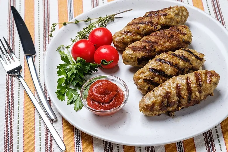 Gegrillte Ćevapčići mit Beilagen