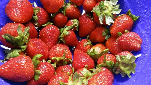 Gehackte frische Erdbeeren in einer Schüssel