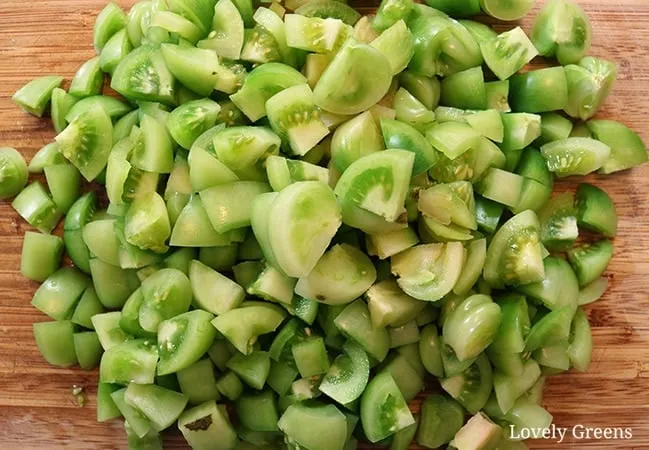 Gehackte grüne Tomaten für das Chutney