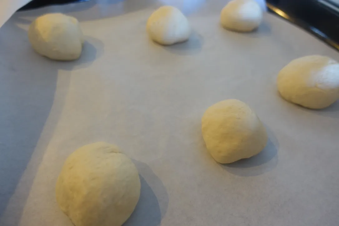 Gehende Teiglinge auf dem Backblech