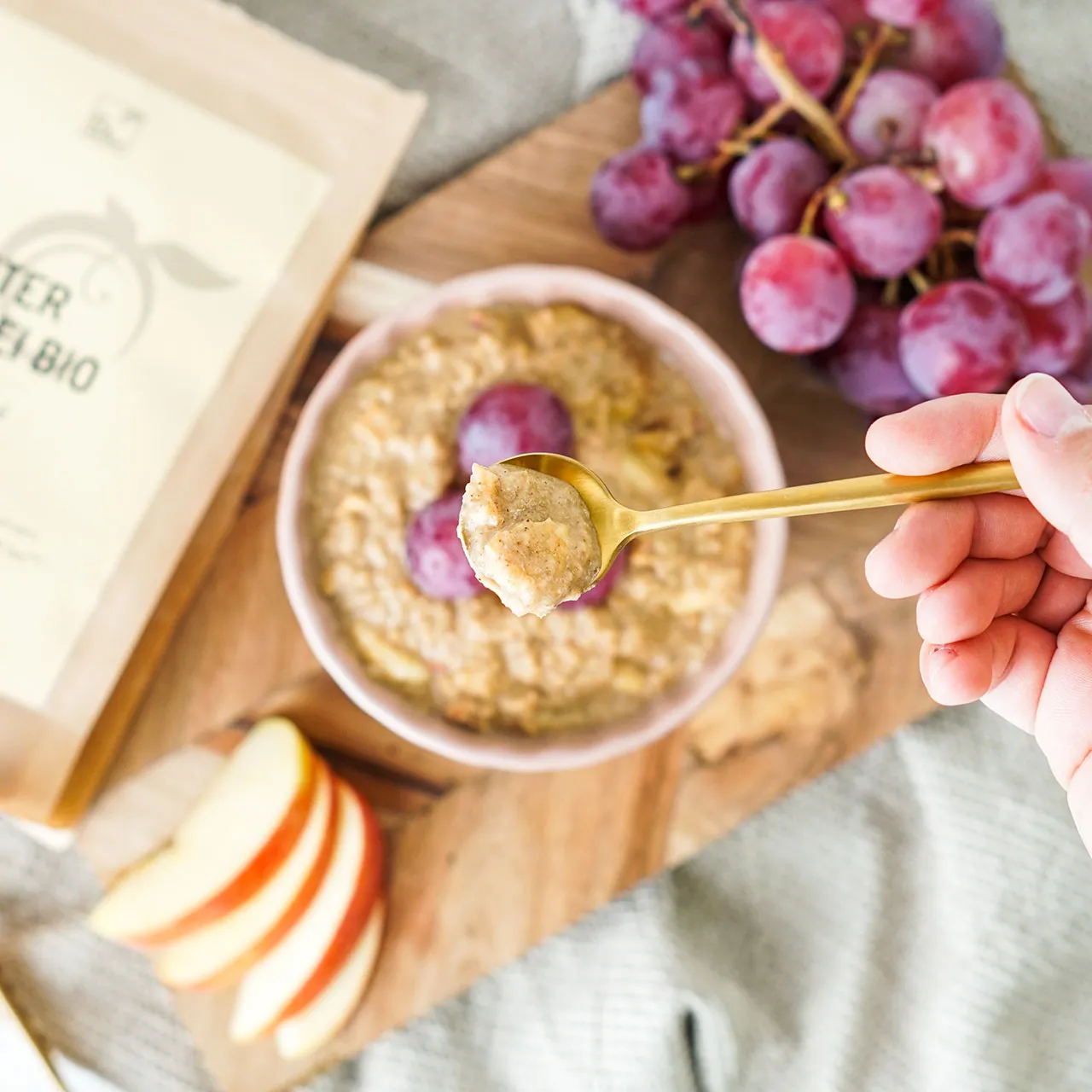 Gekeimter Hirsebrei mit Apfel und Trauben