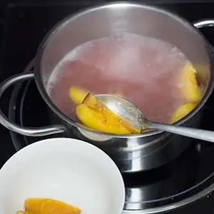 Gekochte Pfirsichspalten