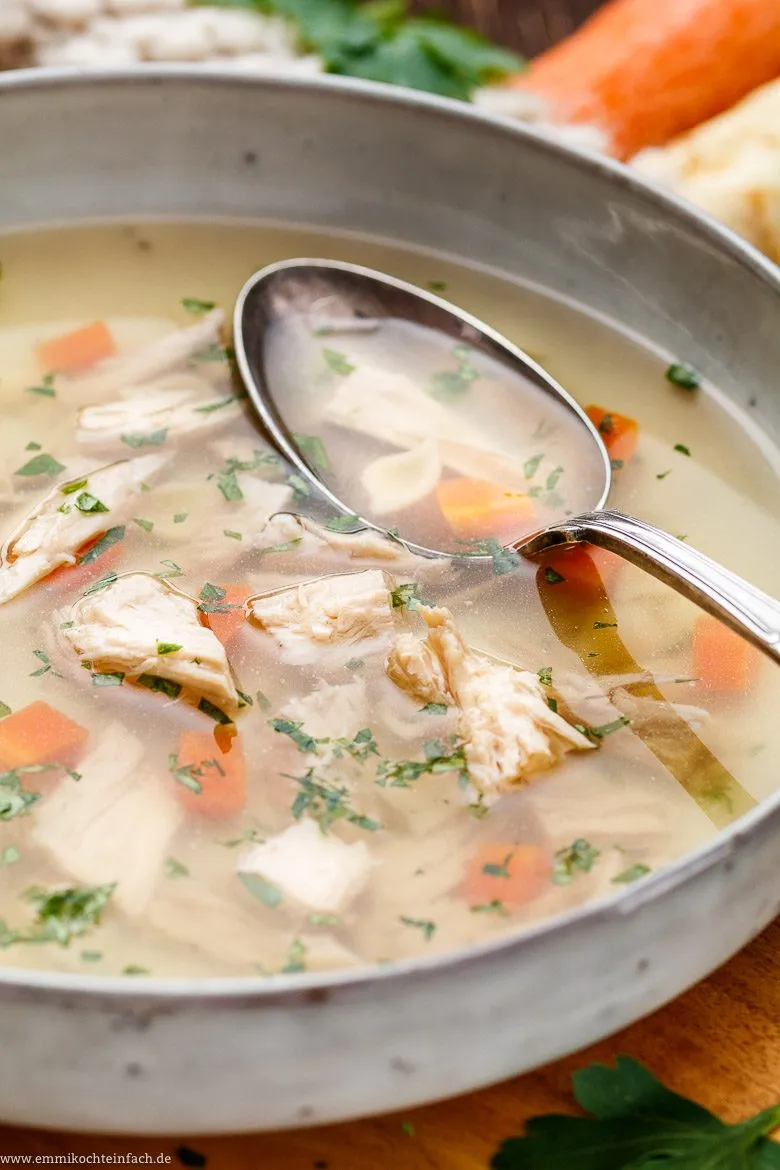 Gekochtes Suppenhuhn in großer Brühe