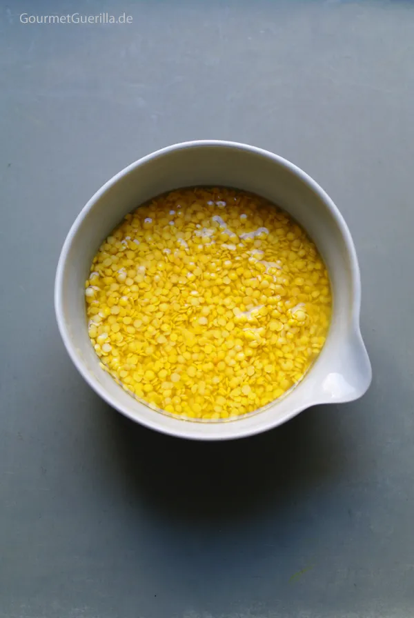 Gelbe Linsen in einer Schale, bereit zur Verarbeitung