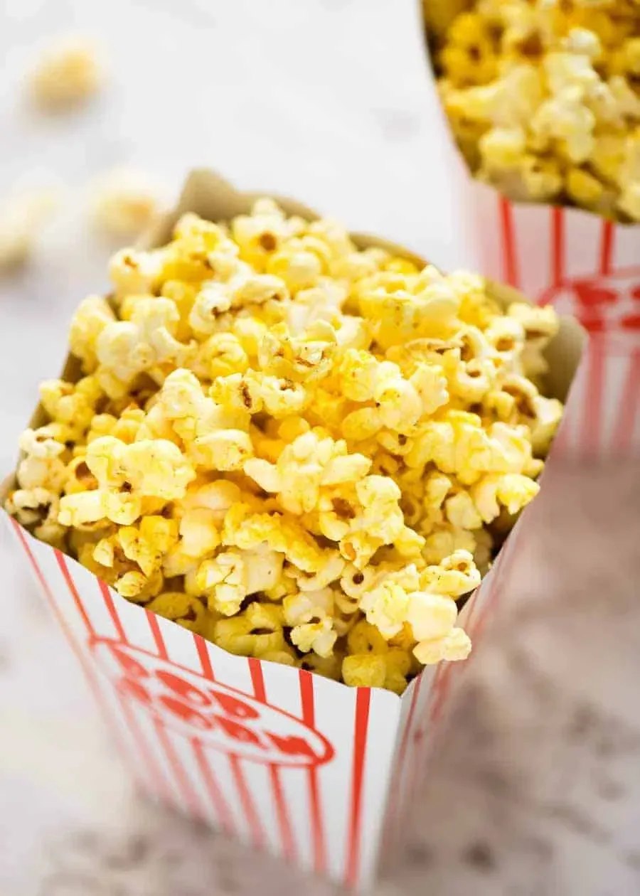 Gelbes hausgemachtes Kino-Popcorn in einem Popcorn-Eimer