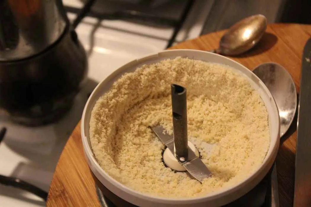 Gemahlene Mandeln werden in die Schüssel gegeben