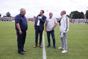 Gemeinsam mit Rudi Völler, Sportdirektor des Deutschen Fußball-Bundes (DFB), und DFB-Vizepräsident Peter Frymuth besuchte OB Dr. Stephan Keller am Sonntag, 8. September 2024, das öffentliche Training.