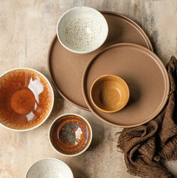 Gemütliche Landhausküche mit großer Holzinsel und viel Stauraum