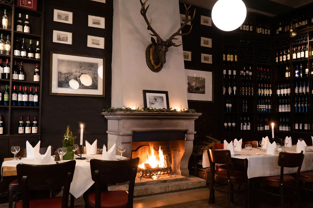 Gemütliches Ambiente in der Weinhandlung mit Kamin