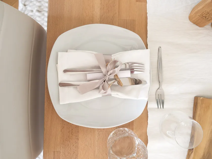 Gemütliches Esszimmer mit schlichter, eleganter Tischdekoration und DIY Kupferlampe