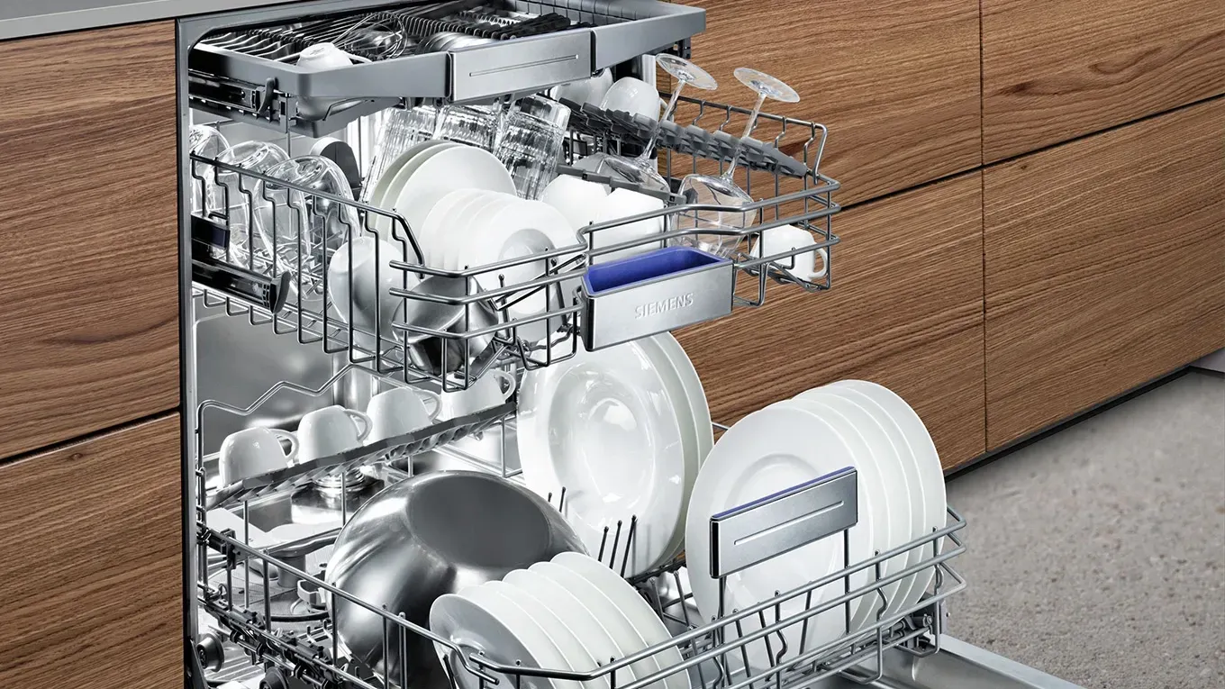 Geöffneter Siemens Geschirrspüler mit Geschirr