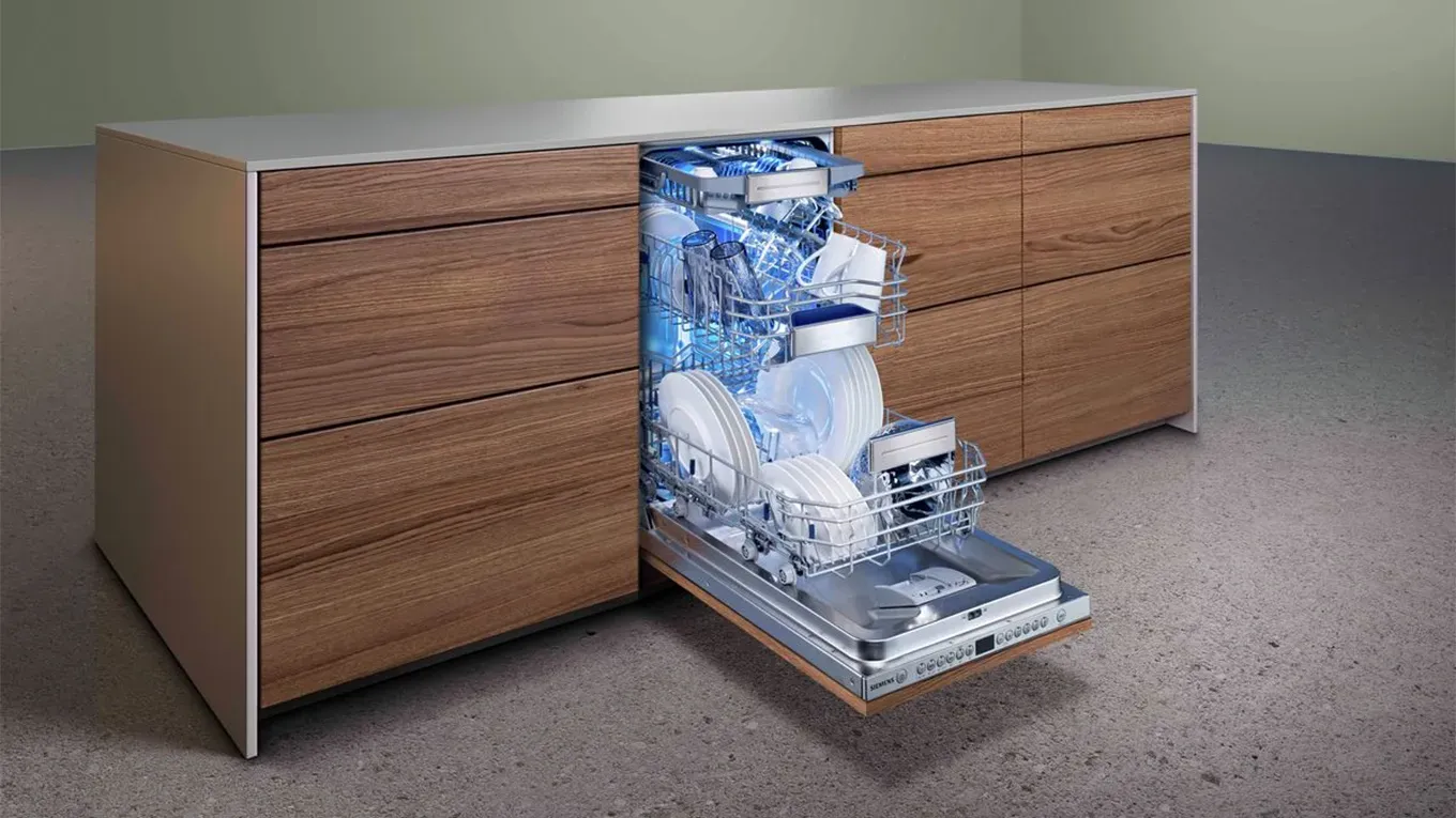 Geöffneter Siemens Geschirrspüler vollintegriert mit Geschirr in einem Küchenblock aus Holz
