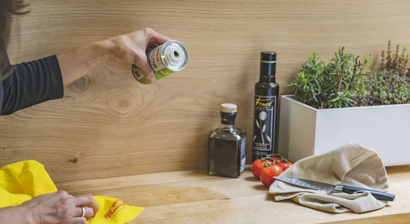 Geölte Küchenarbeitsplatte in natürlicher Holzoptik