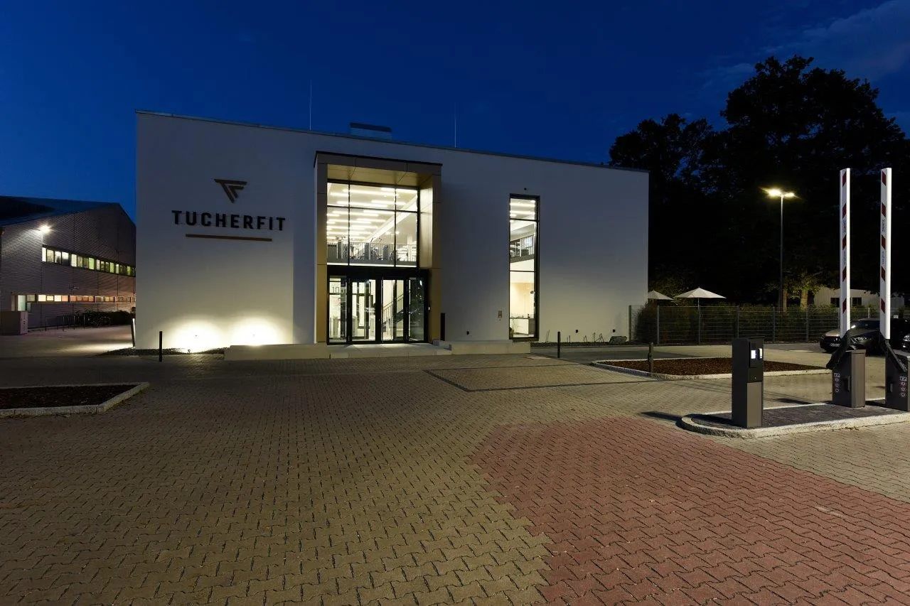 Gerätebereich mit Fokus auf Krafttraining im TucherFit