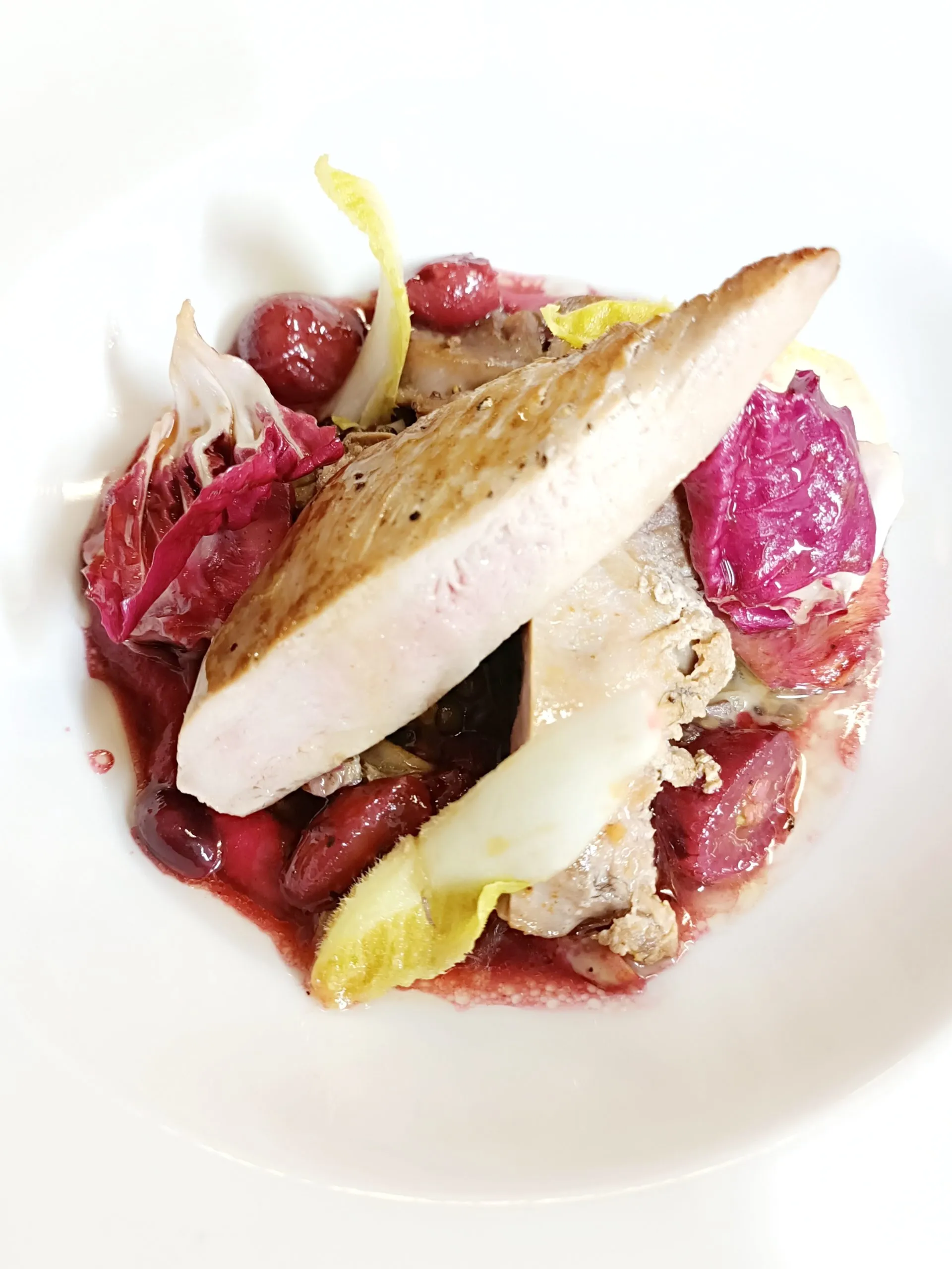 Geräucherter und gebratener Fasan mit Belugalinsen und Bittersalaten