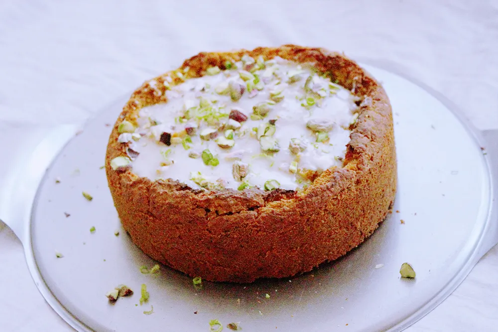 Geriebene Karotten und Äpfel in einer Schüssel, bereit für den Teig