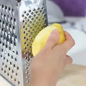 Geriebene Zitronenschale