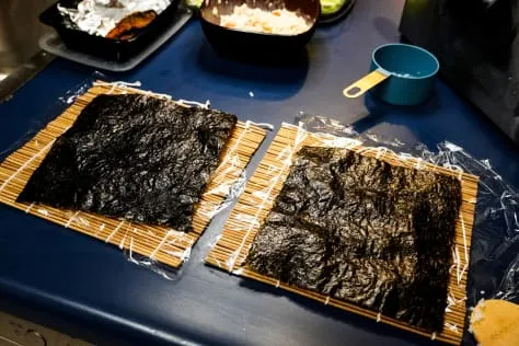 Gerollte Sushi-Rollen mit Belag