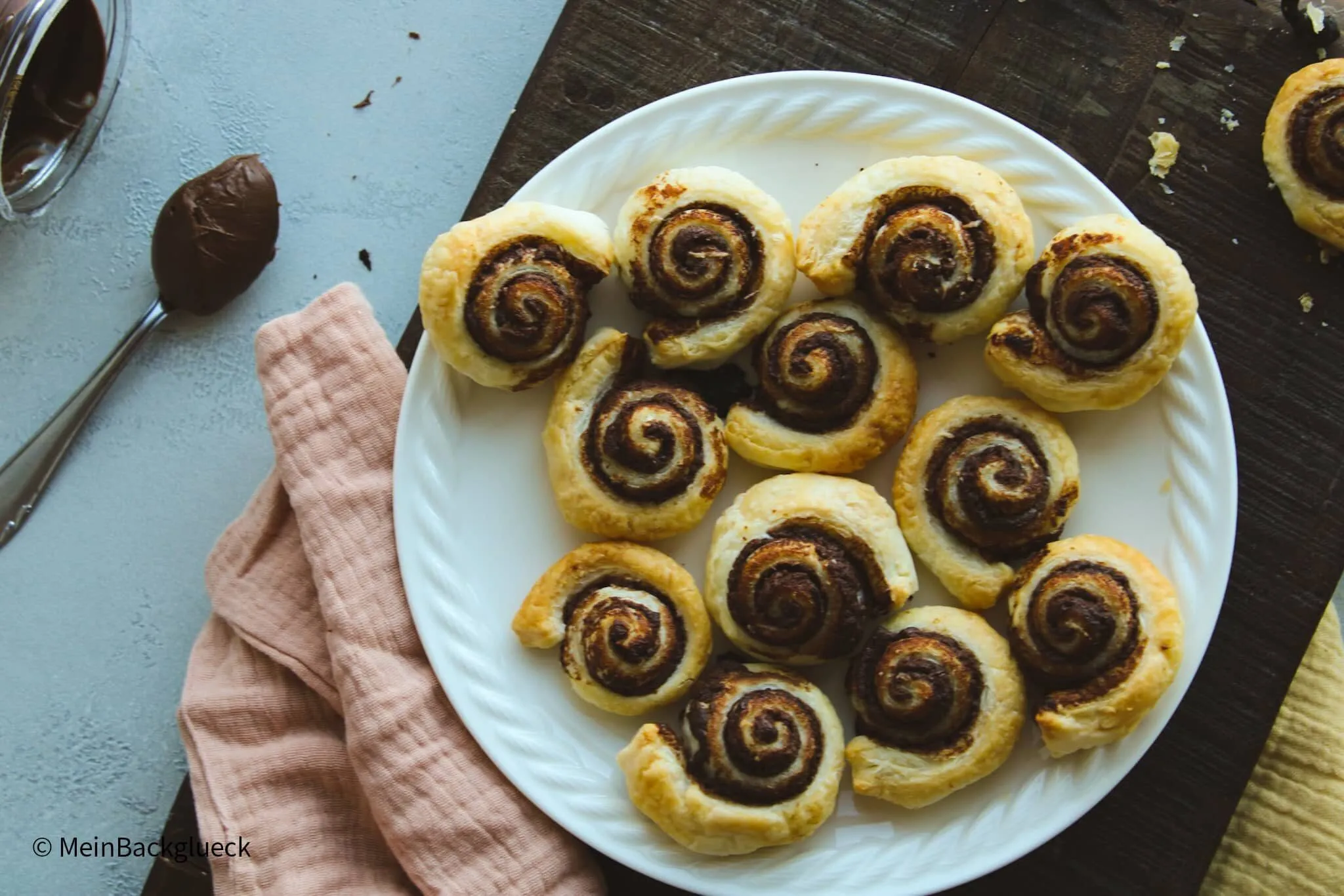 Gerollter Blätterteigstrang mit Nutella-Füllung
