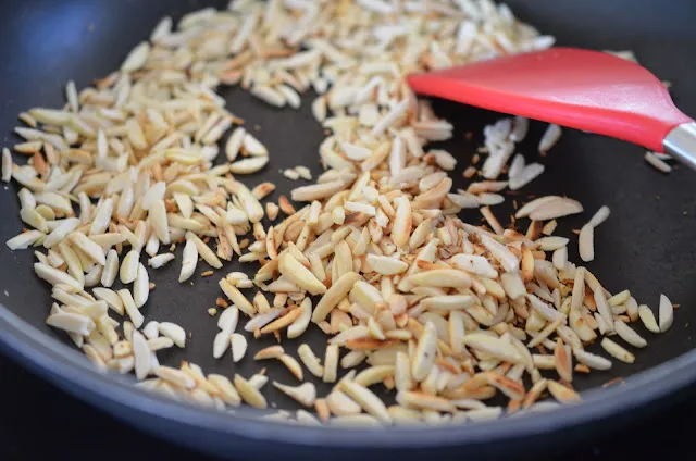 Geröstete Mandelsplitter in einer Pfanne für den Kuchen