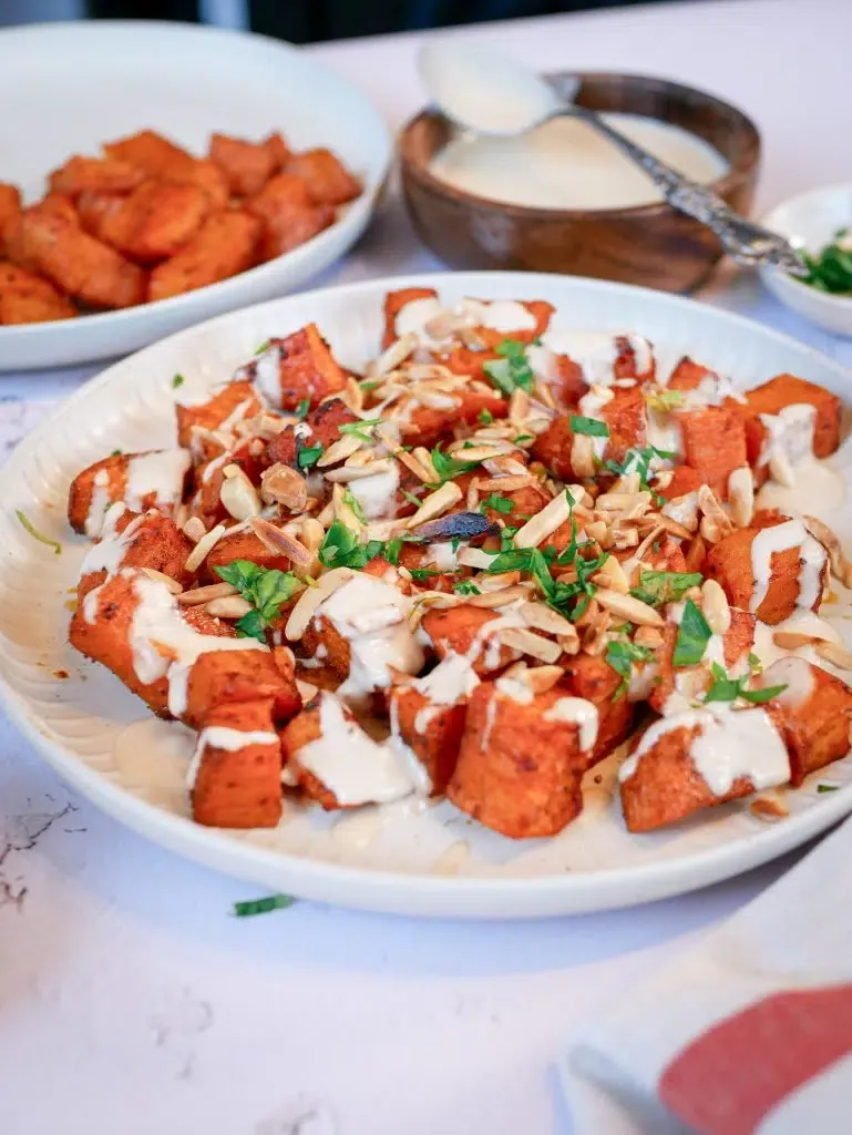 Geröstete Süßkartoffeln aus dem Ofen mit cremigem Tahini-Dressing