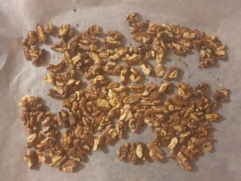 Geröstete Walnüsse für das Brot