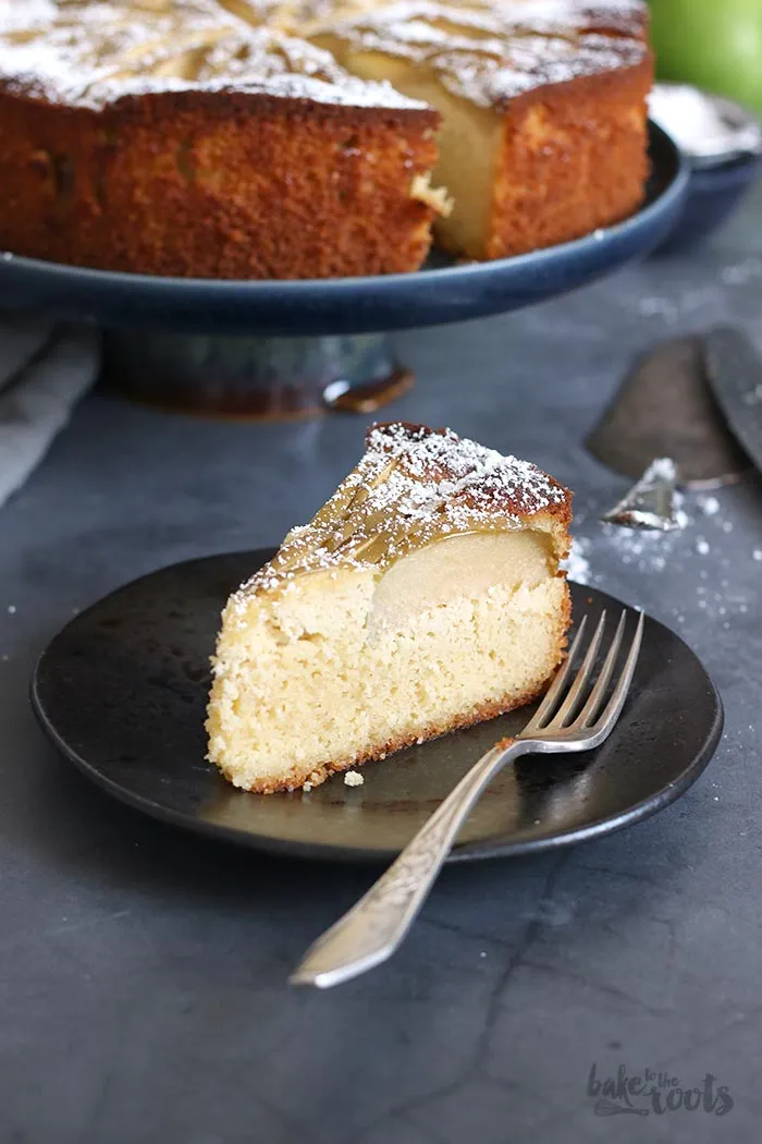 Gesamter Low-Carb Apfelkuchen mit Apfelspalten