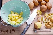 Geschälte und gewürfelte Kartoffeln im Sieb gewaschen