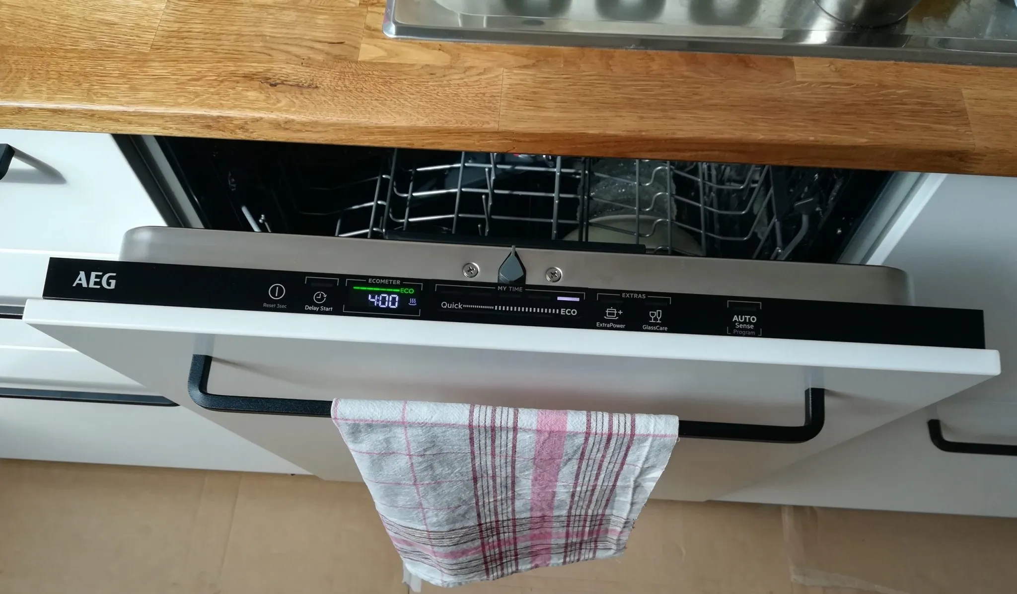 Geschirrspüler und Küchenfront im fast geschlossenen Zustand in einer IKEA Metod Küche.