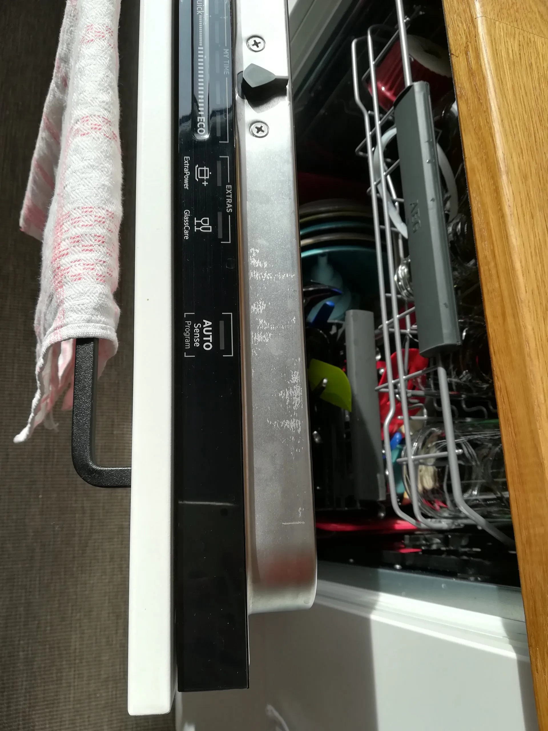 Geschirrspüler und Küchenfront im fast geschlossenen Zustand, Seitenansicht.