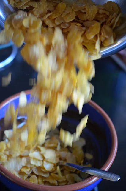 Geschmolzene Butter und dunkle Schokolade in einer Schüssel