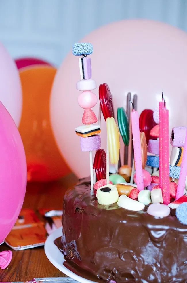 Geschmolzene Zartbitterkuvertüre wird über den abgekühlten Kuchen gegossen