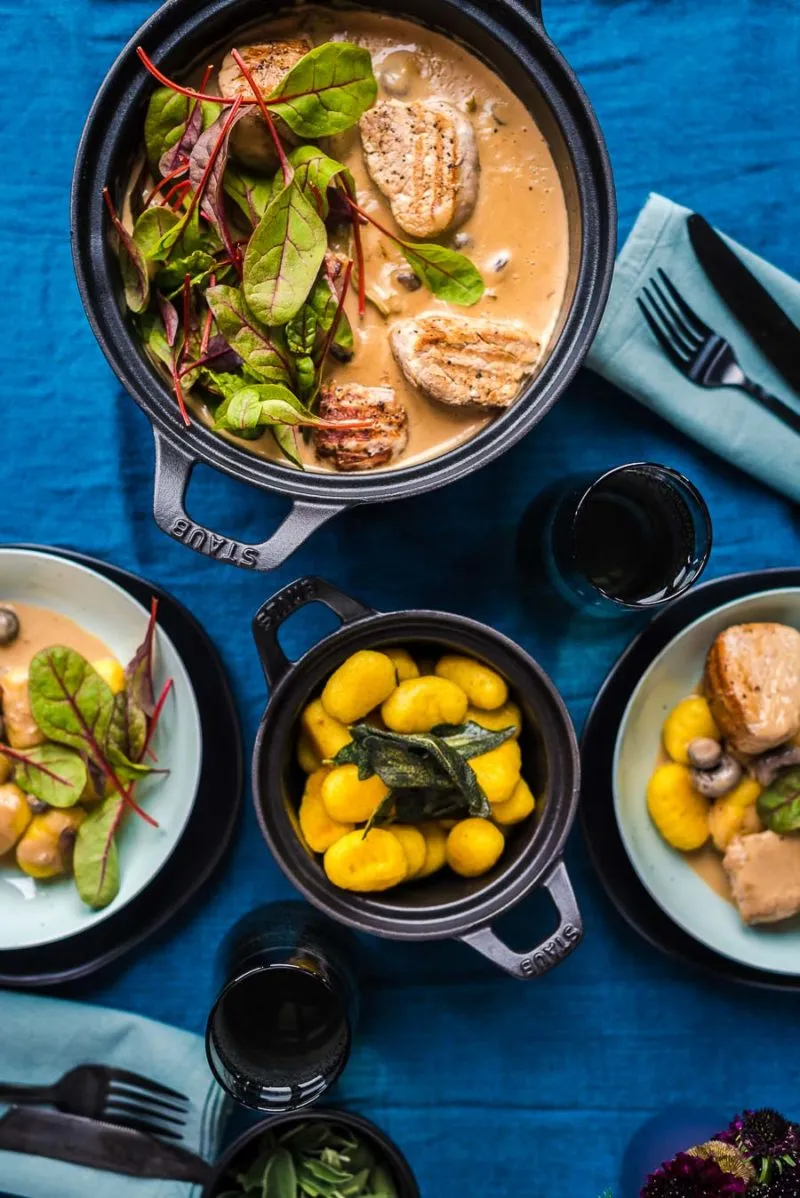 Geschmortes Schweinefilet in cremiger Sauce mit Pilzen und Salbei Gnocchi