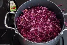 Geschnittenen Rotkohl und Apfelessig hinzufügen