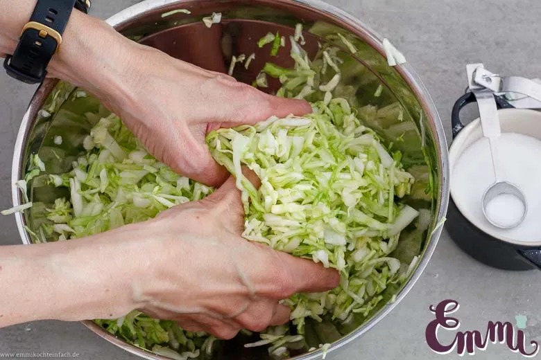 Geschnittenen Weißkohl mit Salz vermengen