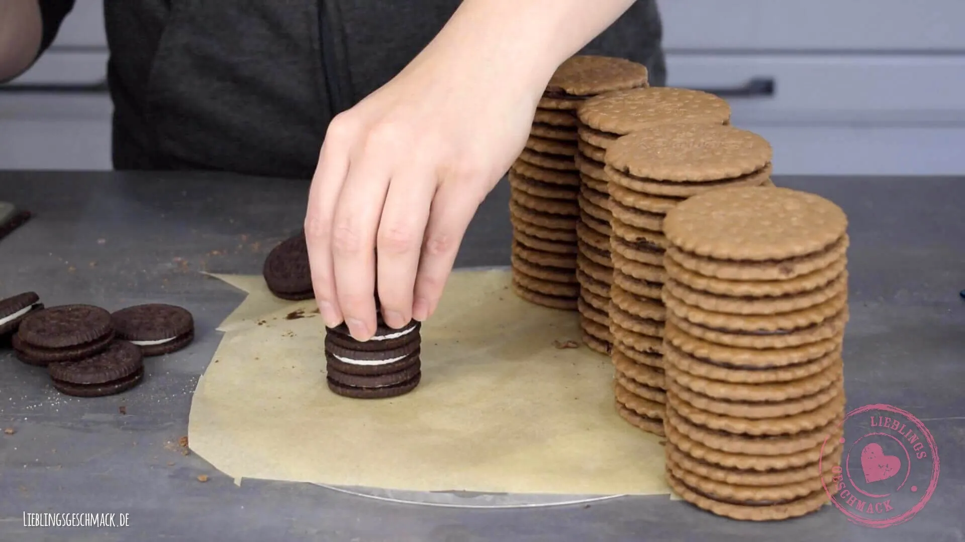 Gestapelte Kekse für die Türme der Ritterburg Torte, mit Ganache als Kleber