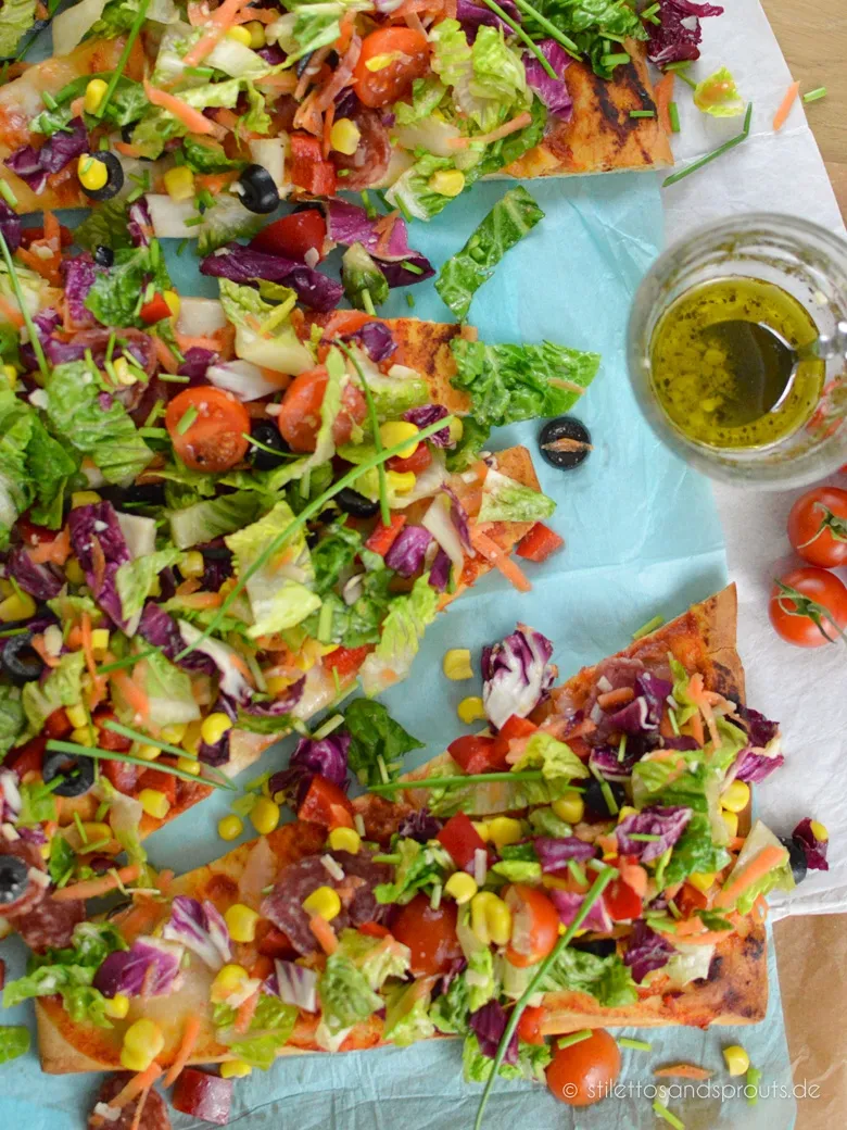 Gesunde Pizza belegt mit frischem Salat
