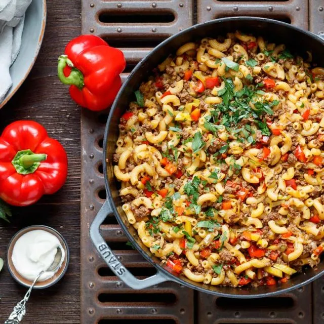 Gesunde und schnelle Hackpfanne mit frischem Gemüse