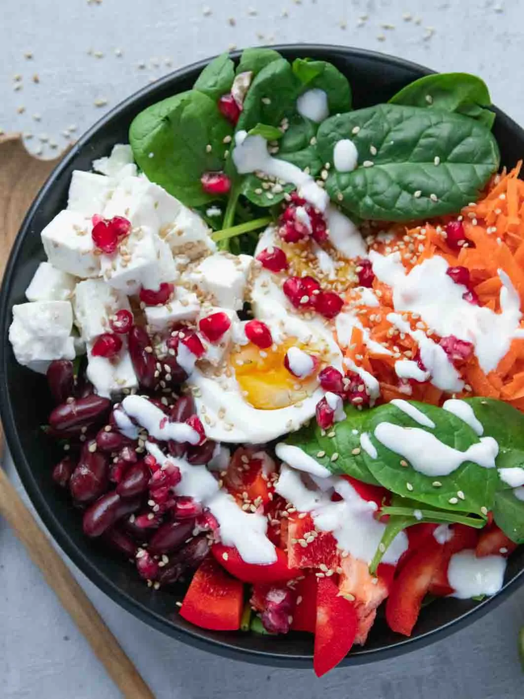 Gesunde und vegetarische Salat Bowl mit Feta und frischem Dressing