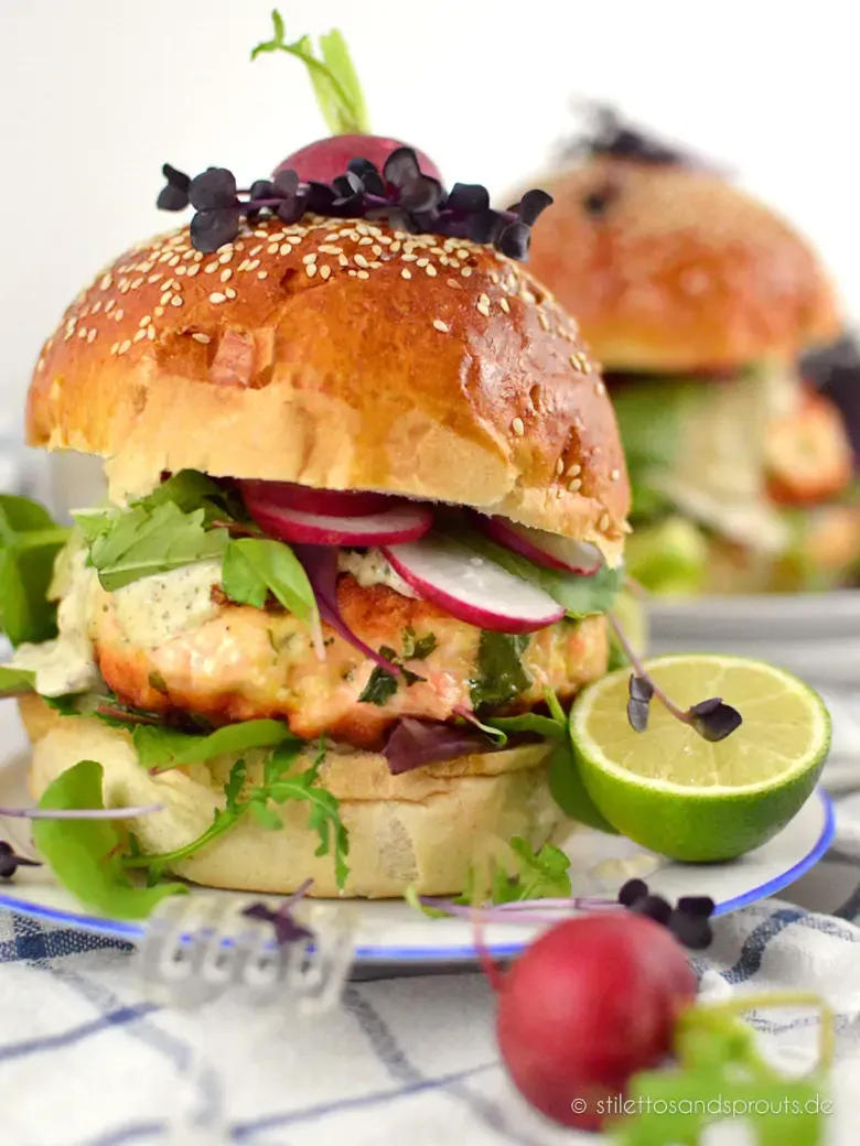 Gesundes Burger Rezept Lachs Burger mit selbstgemachter Sauce Tartare
